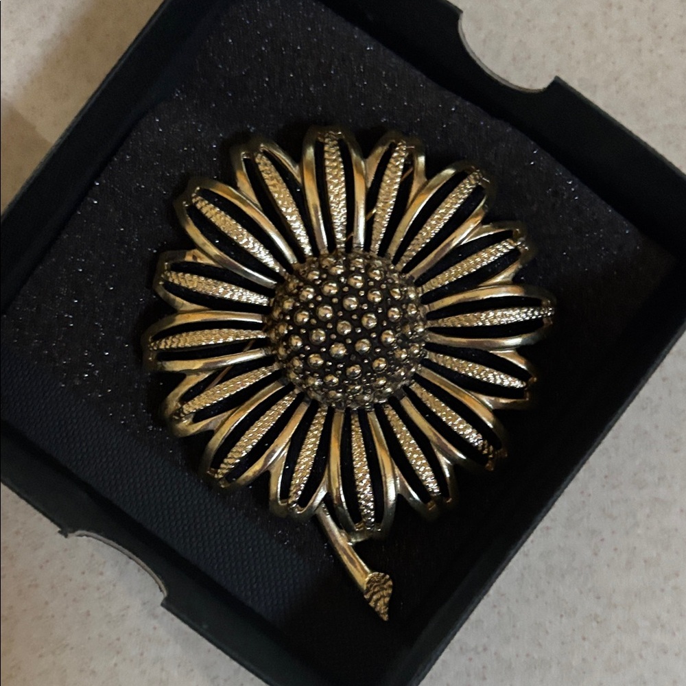 Sarah Coventry Gold and Black Flower Brooch